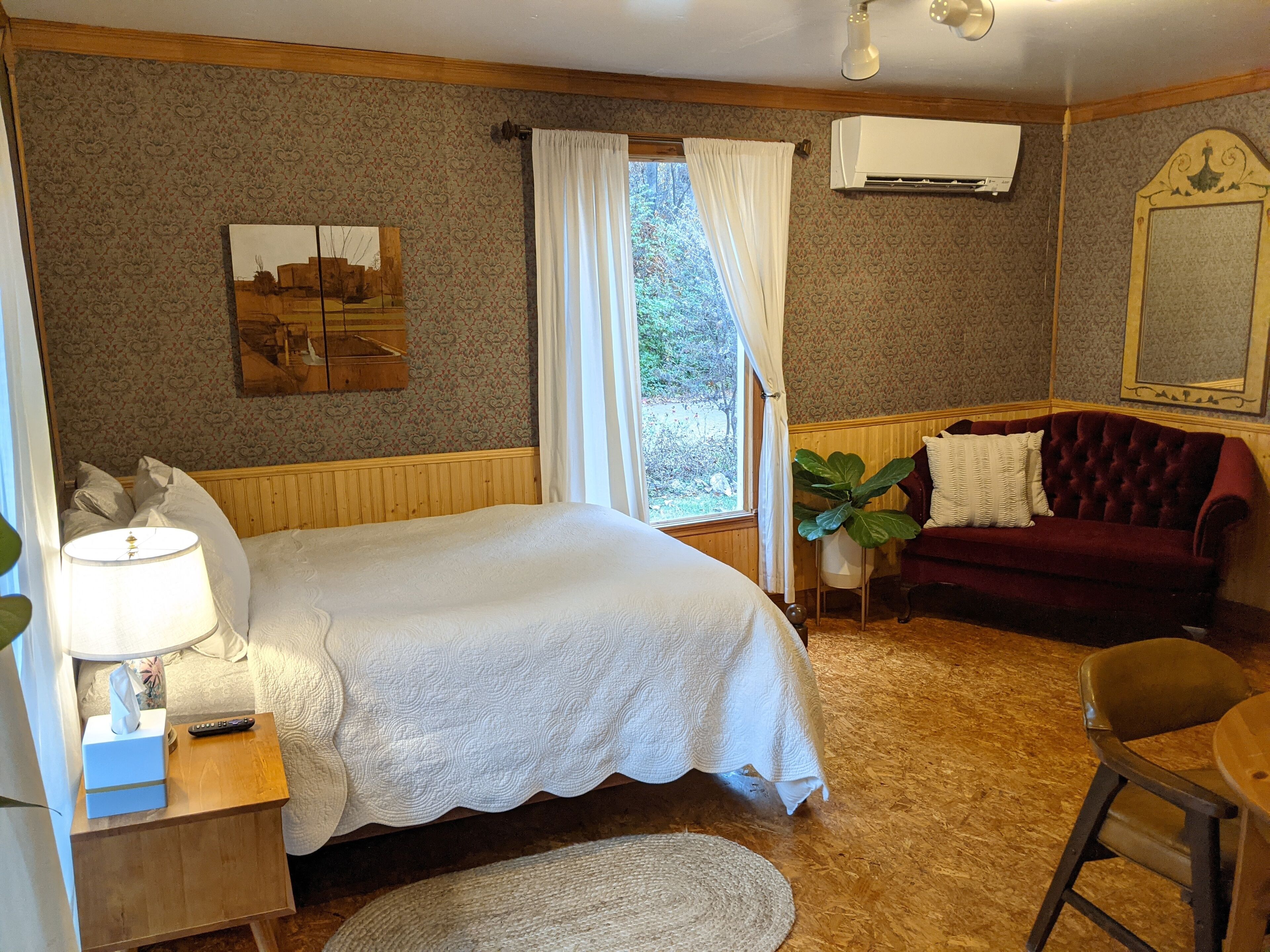 Amazing 1 bed studio suite, surrounded by forest but 4 miles from downtown!