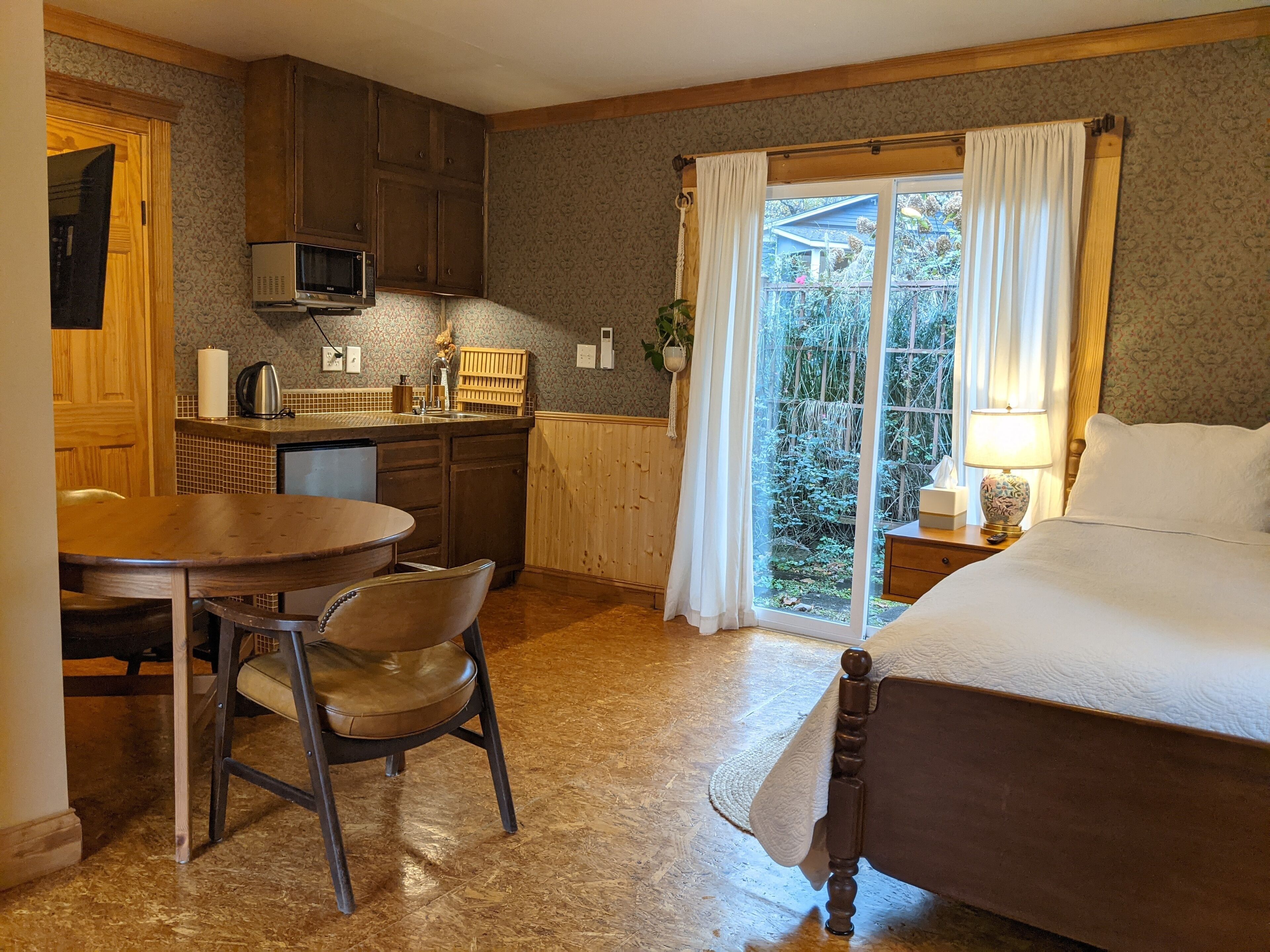 Amazing 1 bed studio suite, surrounded by forest but 4 miles from downtown!