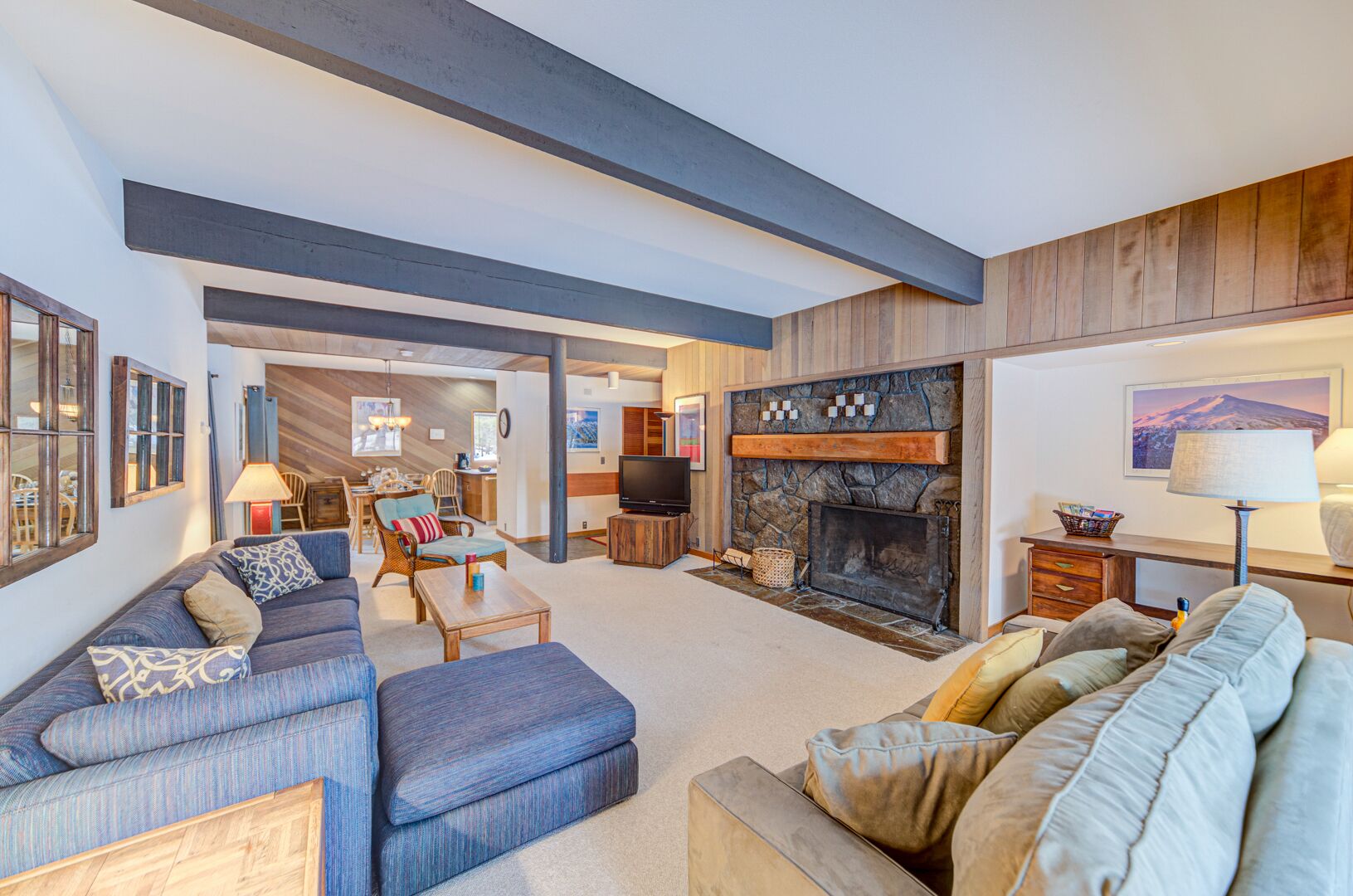 A posh ground level condo with air conditioning and golf course views!