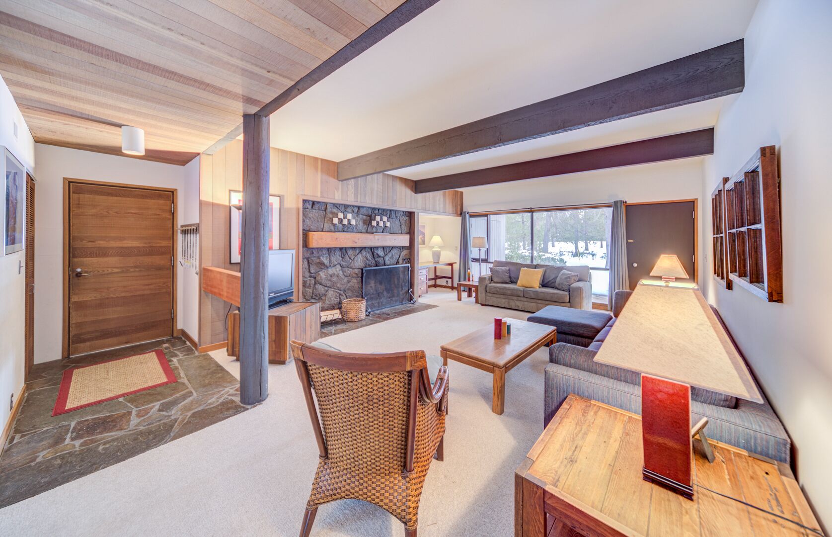 A posh ground level condo with air conditioning and golf course views!