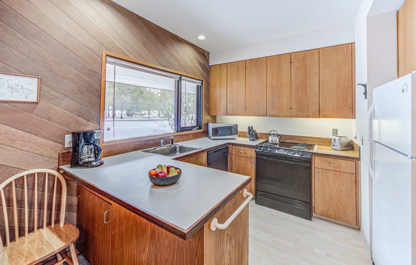 A posh ground level condo with air conditioning and golf course views!