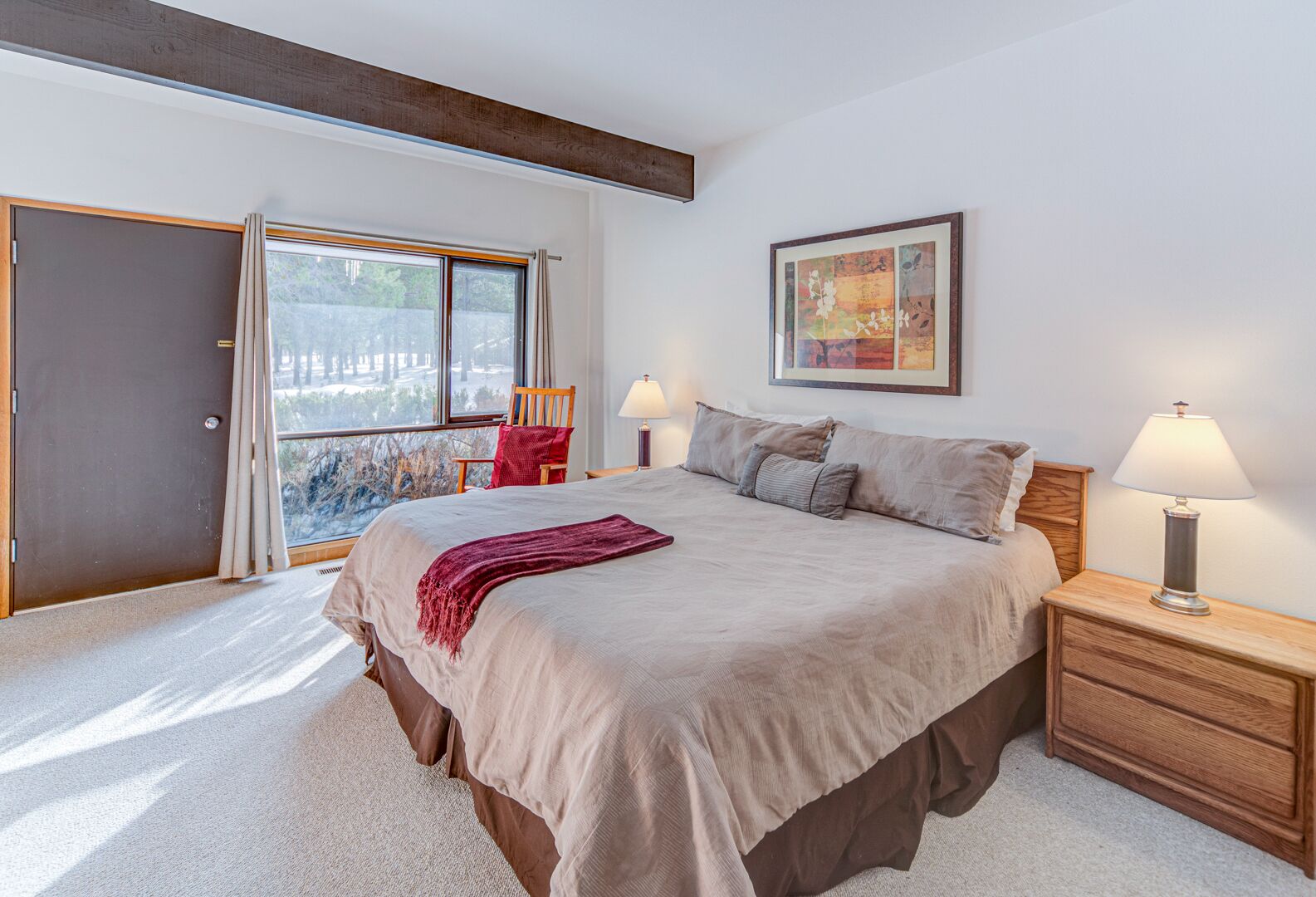 A posh ground level condo with air conditioning and golf course views!