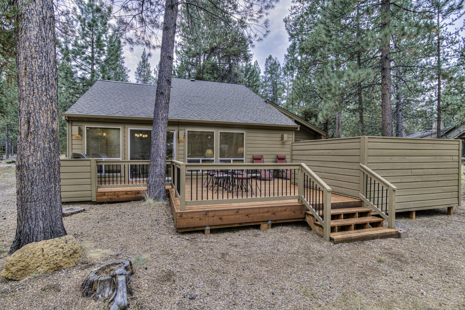 AC, Pet-Friendly, private deck, 8 waterpark passes included, location, cozy