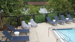 Un espace aménagé au bord de la piscine, avec des chaises longues et une petite piscine.