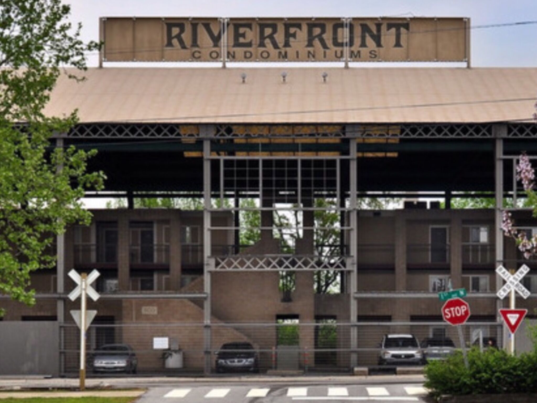 DOWNTOWN RIVERFRONT CONDO! MINUTES FROM BROADWAY!