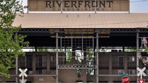 Un immeuble sur lequel on peut lire l’inscription : « Résidences en bord de rivière ».