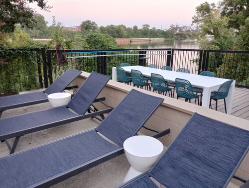 DOWNTOWN RIVERFRONT CONDO! MINUTES FROM BROADWAY!