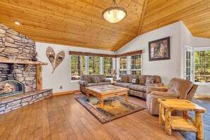 TV, fireplace, DVD player, offices - Single level Sunriver rental large deck, hot tub, pool table (Sunriver)