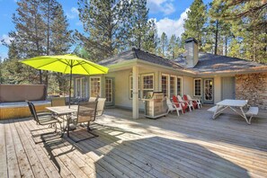 Outdoor dining - Single level Sunriver rental large deck, hot tub, pool table (Sunriver)