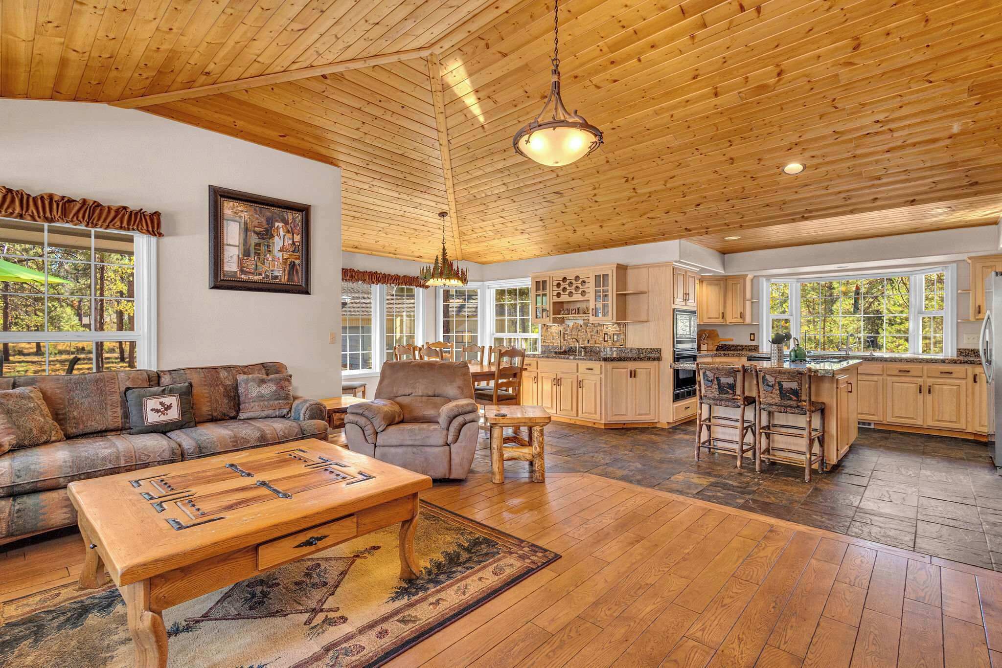 TV, peis, DVD-spiller og kontorer