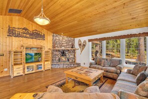 Tv, pejs, dvd-afspiller, kontorer