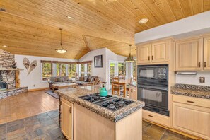 Fridge, microwave, oven, stovetop - Single level Sunriver rental large deck, hot tub, pool table (Sunriver)