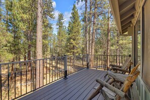 Terrace/patio - Guest Fav! 2 private decks, private hot tub, dogs allowed, cozy, family friendly (Sunriver)
