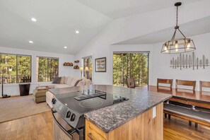 Interior - Guest Fav! 2 private decks, private hot tub, dogs allowed, cozy, family friendly (Sunriver)