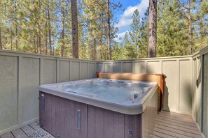 Outdoor spa tub - Guest Fav! 2 private decks, private hot tub, dogs allowed, cozy, family friendly (Sunriver)
