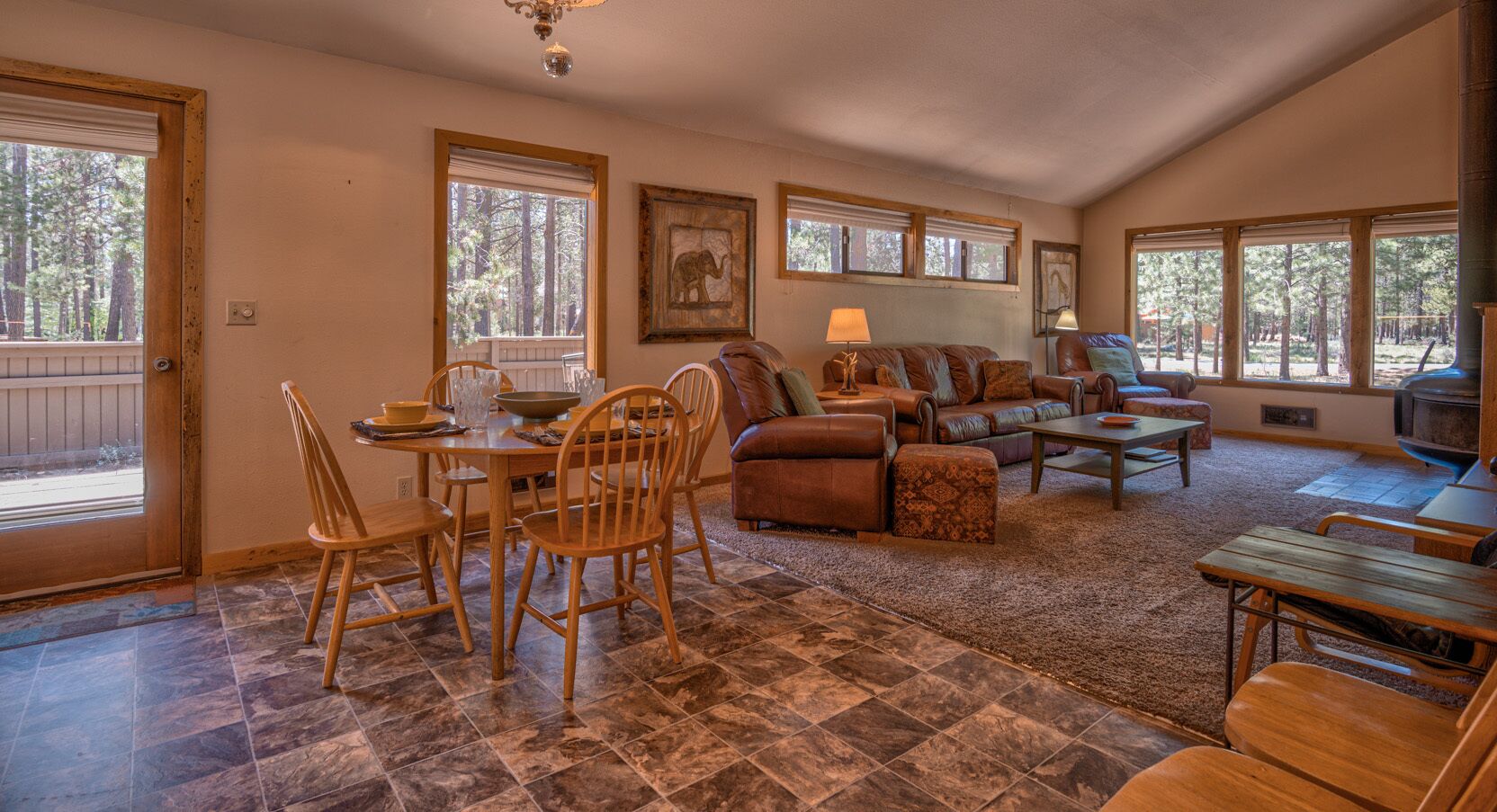 Pet friendly, located heart of Sunriver + FREE waterpark access, bikes!