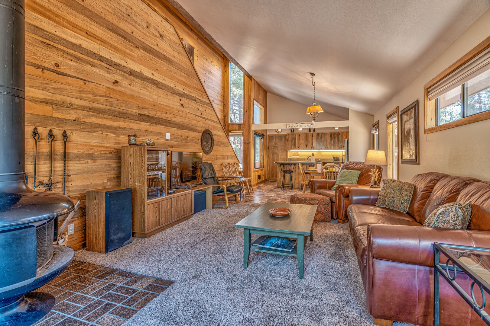Pet friendly, located heart of Sunriver + FREE waterpark access, bikes!