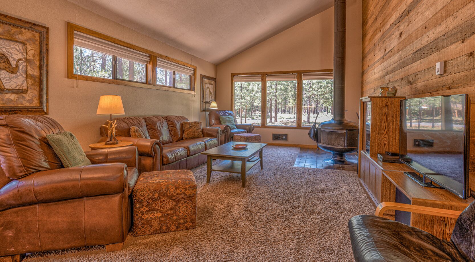 Pet friendly, located heart of Sunriver + FREE waterpark access, bikes!