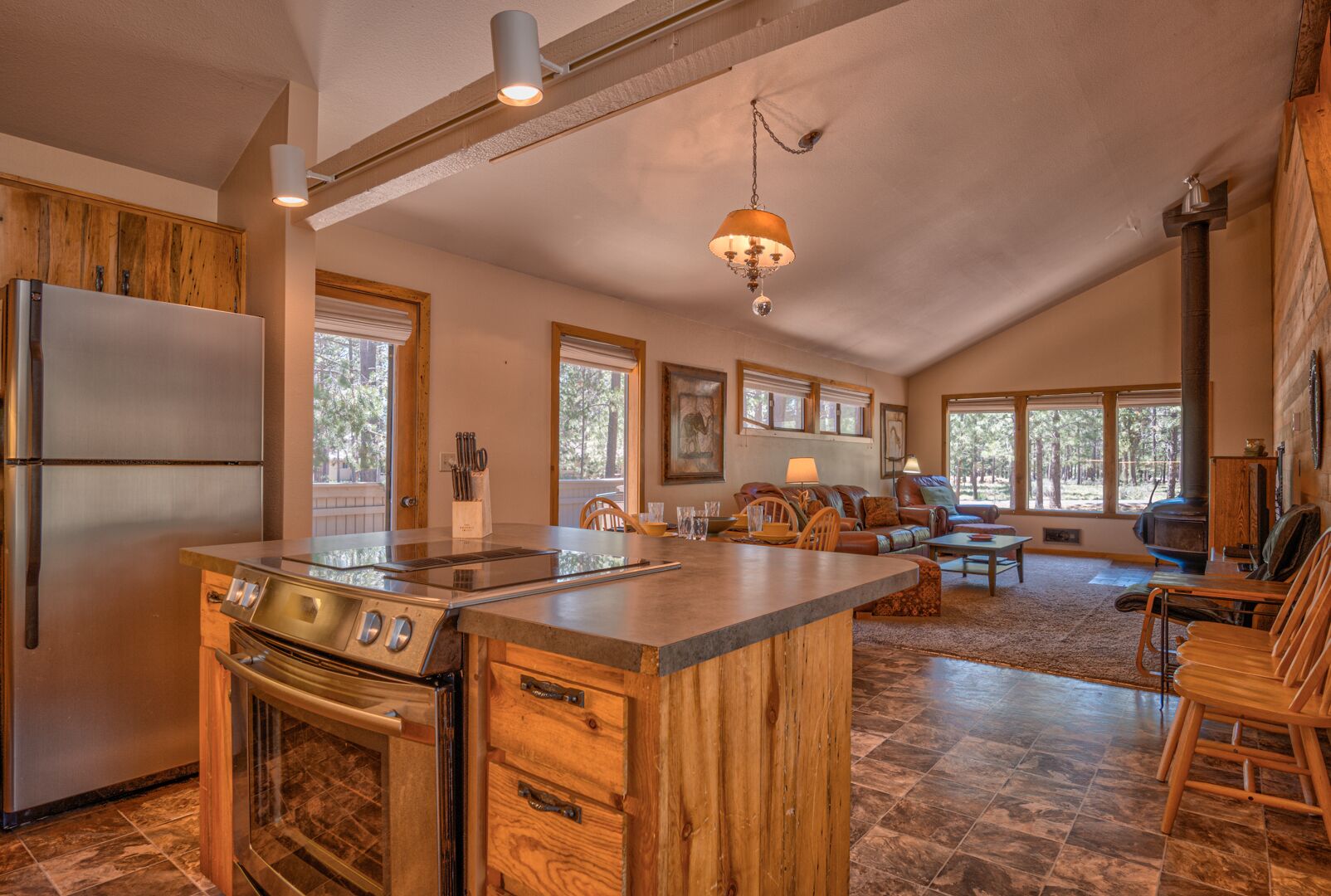 Pet friendly, located heart of Sunriver + FREE waterpark access, bikes!