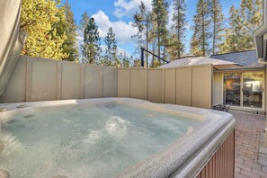 Terrace/patio - Hot Tub, AC, Ping Pong, Foosball, 4bdrm, Family (Bend)