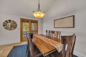Dining - Hot Tub, AC, Ping Pong, Foosball, 4bdrm, Family (Bend)