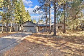 Exterior - Hot Tub, AC, Ping Pong, Foosball, 4bdrm, Family (Bend)