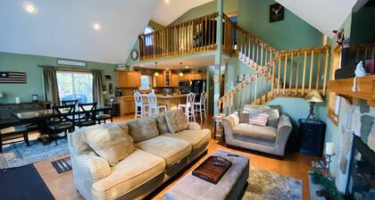 Tilava perheystävällinen koti sijaitsee Poconosissa!