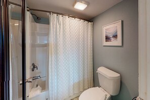 Bañera con ducha, toallas