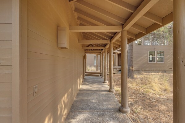Property grounds - Unique, spacious, private deck, HT, great room (Sunriver)
