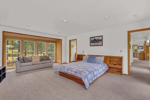 Interior - Unique, spacious, private deck, HT, great room (Sunriver)