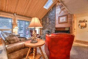 TV, fireplace - Pet friendly cabin private hot tub close to all (Sunriver)