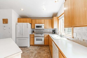 Køleskab, mikrobølgeovn, ovn, kogeplade