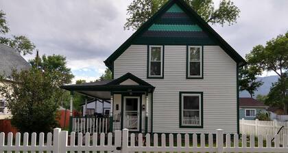 Yksityinen alas portaita asunto ulkopuolella sisäänkäynti.