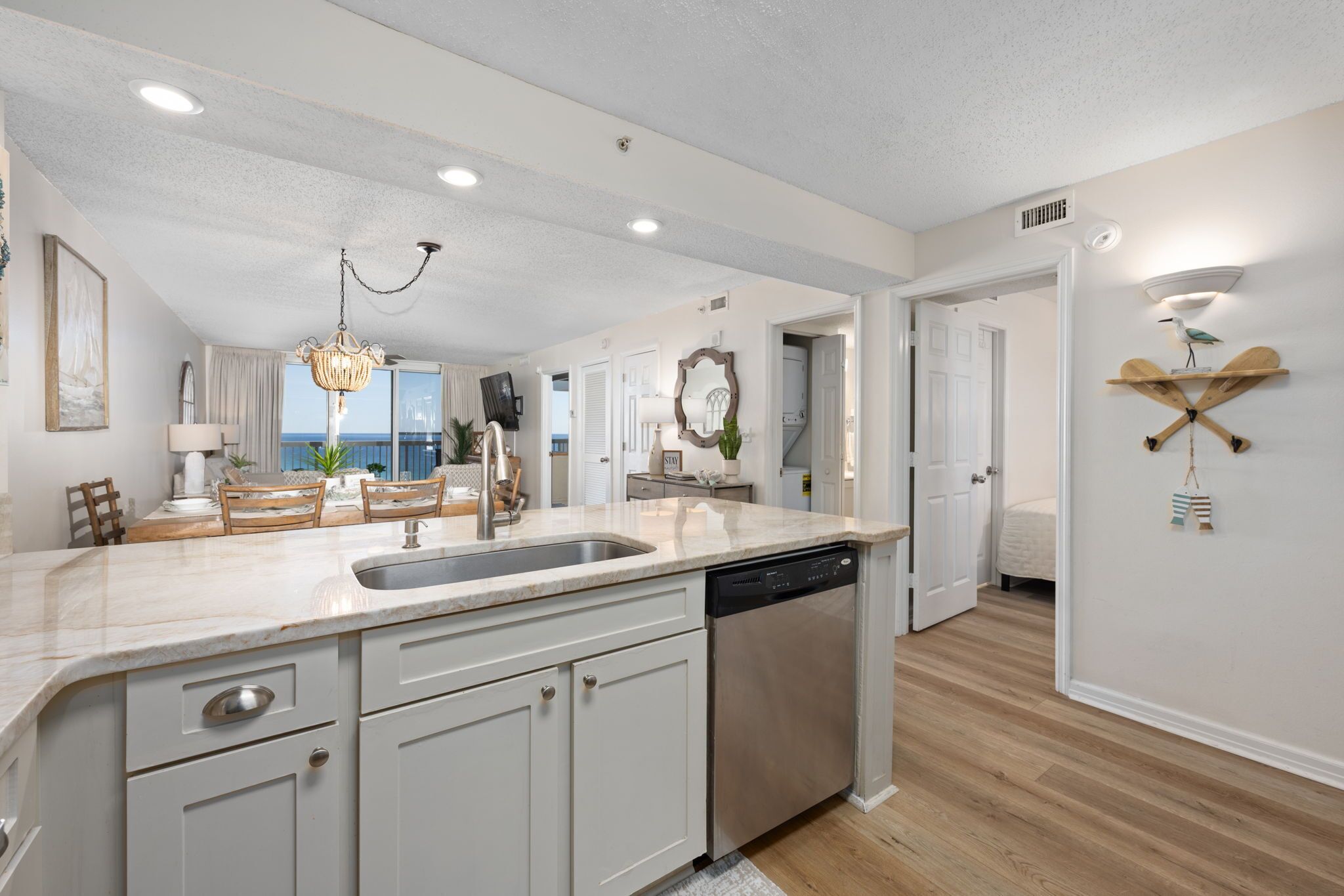 Kylskåp, mikrovågsugn, ugn och spishäll