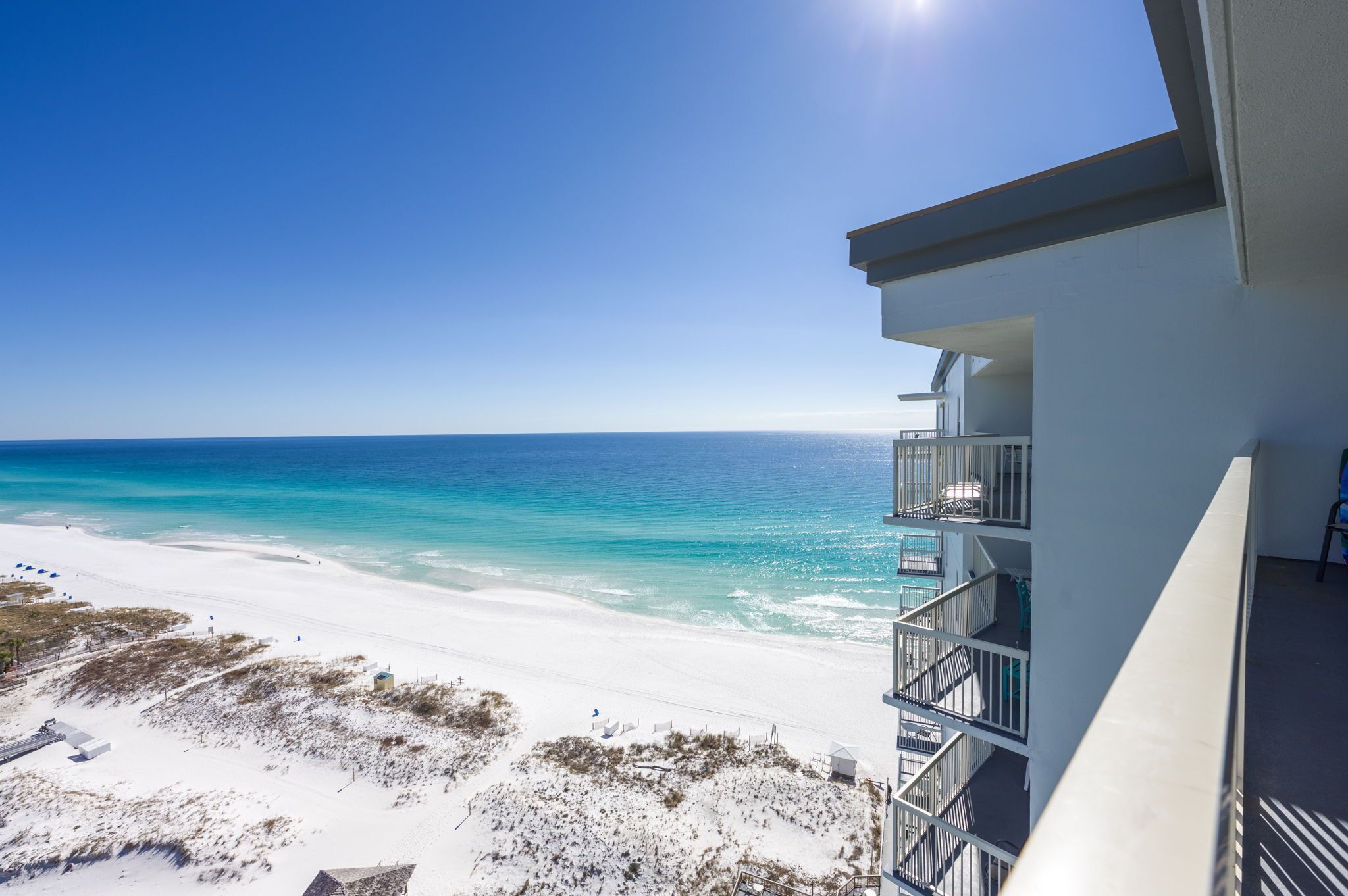 Een strandhotel met balkon en uitzicht op de oceaan.