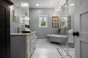 Combined shower/tub, hair dryer, towels