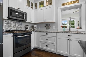 Kylskåp, mikrovågsugn, ugn och spishäll