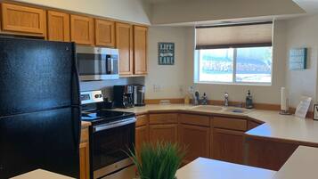 Réfrigérateur, micro-ondes, four, plaque de cuisson