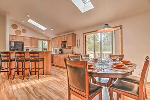 Dining - Hot tub AC, ping pong great location, near park! (Sunriver)