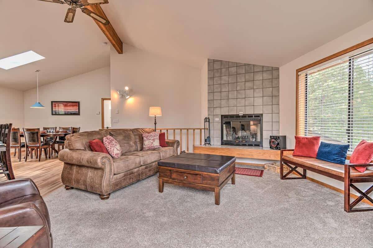 平面電視、壁爐、音響