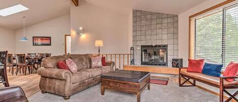 Flat-screen TV, fireplace, stereo