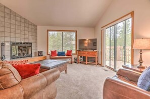 Flat-screen TV, fireplace, stereo - Hot tub AC, ping pong great location, near park! (Sunriver)