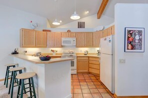 Køleskab, mikrobølgeovn, ovn, kogeplade