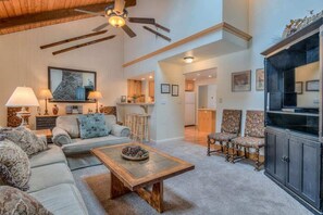 Fladskærms-tv, pejs, kontorer