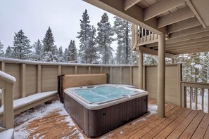 Outdoor spa tub - AC pet friendly bikes inside Sunriver EV charger (Sunriver)
