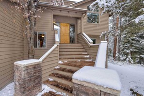 Exterior - AC pet friendly bikes inside Sunriver EV charger (Sunriver)