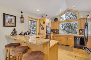 Fridge, microwave, oven, stovetop - AC pet friendly bikes inside Sunriver EV charger (Sunriver)