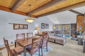 Télévision à écran plat, cheminée