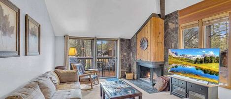 تلفزيون بشاشة مسطحة، مدفأة، مشغل دي في دي