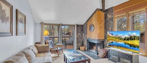 Televisión de pantalla plana y chimenea